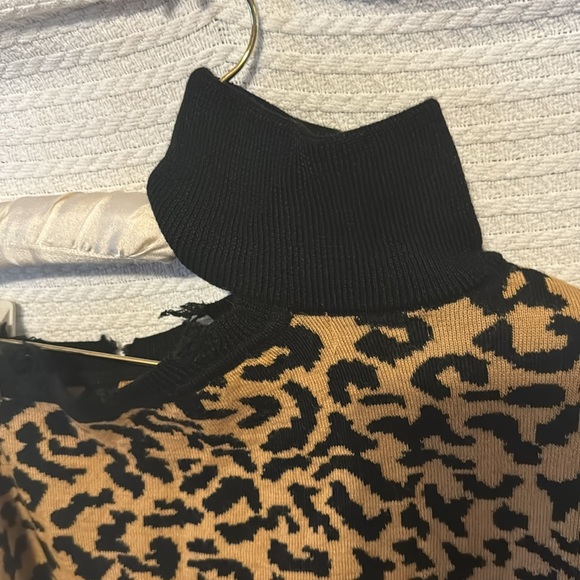 Lover and friends brand leopard sweater, cold shoulder size extra small - Picture 6 of 7